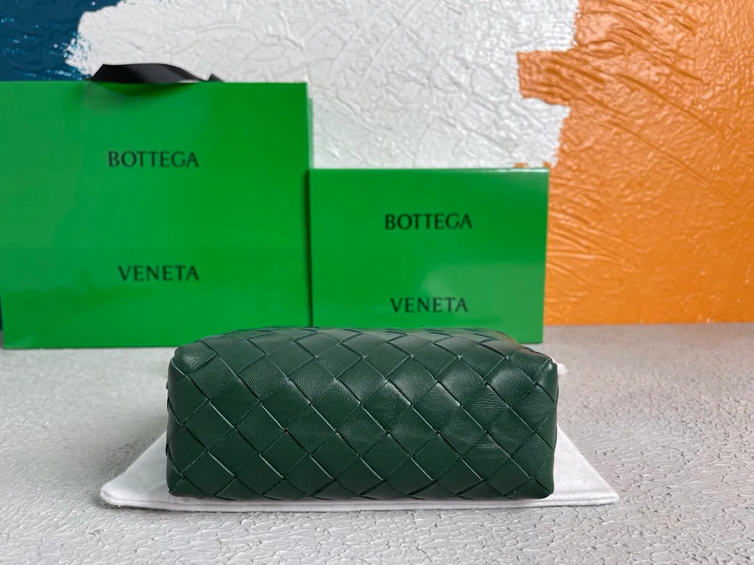 Batch 1160 BOTTEGA VENETA/Bottega 2021 new women's POUCH crossbody bag clutch, lntfecciato woven leather crossbody mini handbag, single internal open pocket, zipper closure, computer embroidered leather shoulder strap can be adjusted in length, model: 9896 Color: Raintree Green Origin: Italy Size: 17*12*8